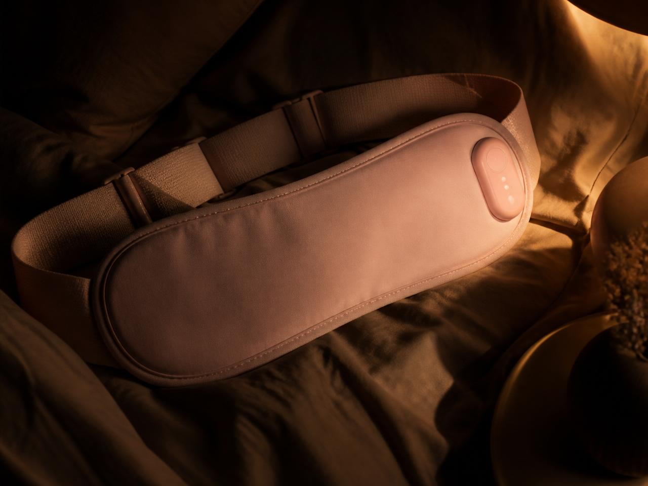 La ceinture Braise rose pâle sur du linge chaud